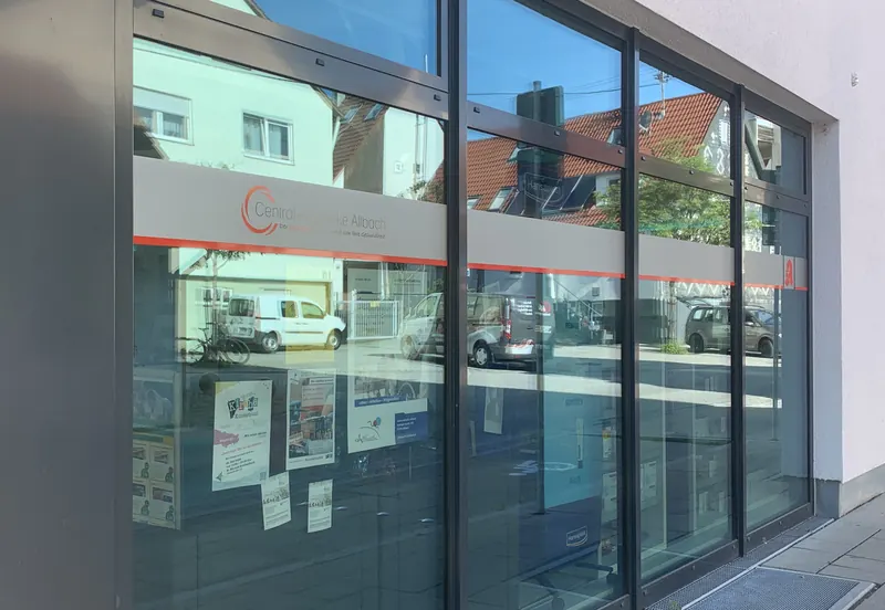 Schaufensterband einer Apotheke mit Logo, Schriftzug und farbiger Linie