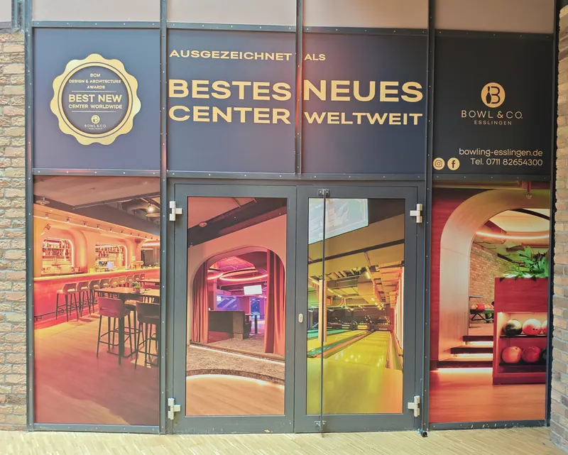 Eingangsverglasung eines Bowlingcenters, vollflächig mit Digitaldruck gestaltet, Innenansichten und Auszeichnung