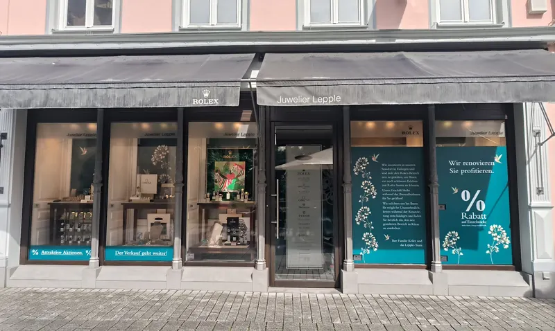 Komplette Ladenfront eines Juweliers, zwei Schaufenster mit bedruckter Folie gestaltet
