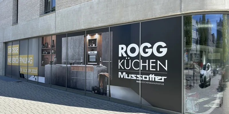 Schaufensterfront eines Küchenstudios, vollflächig mit Digitaldruck, Logo und Eröffnungshinweis gestaltet