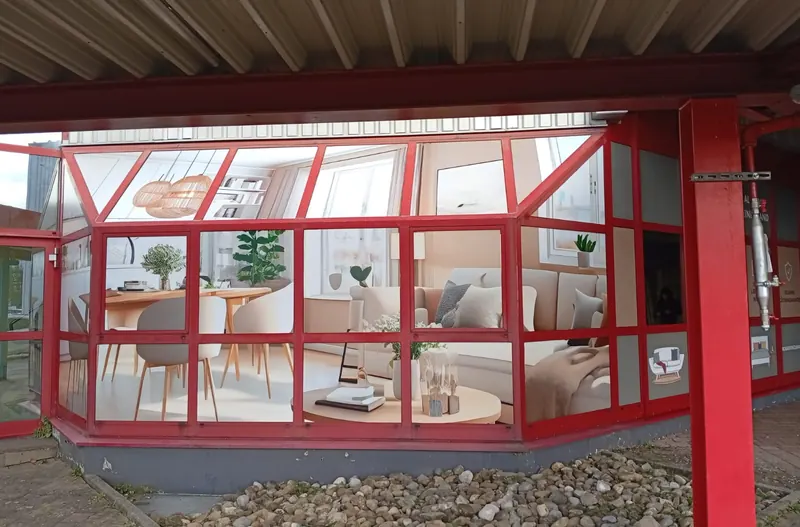 Schaufenster eines Möbelhauses mit großflächigem Digitaldruck einer eingerichteten Wohnwelt