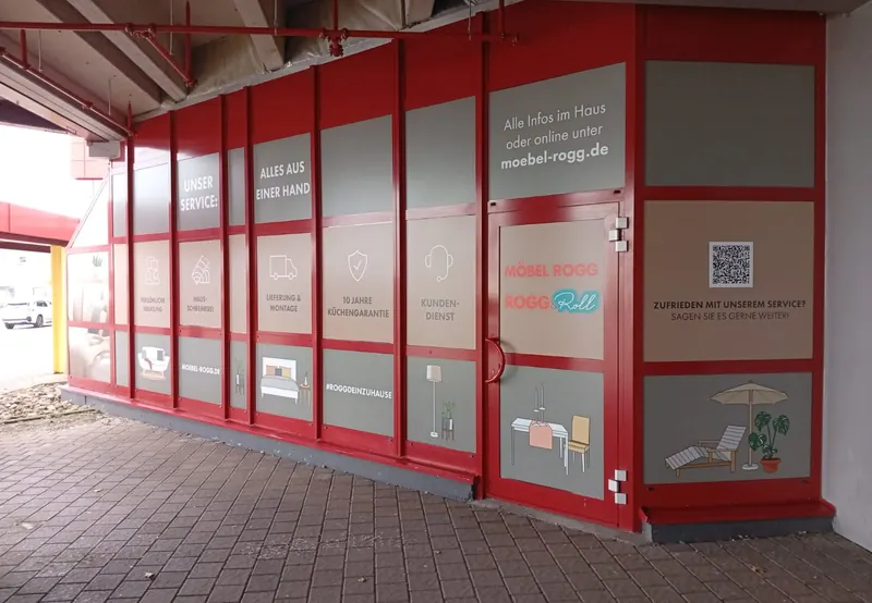 Fensterfront eines Möbelhauses mit Milchglasfolie, Service-Icons und QR-Code