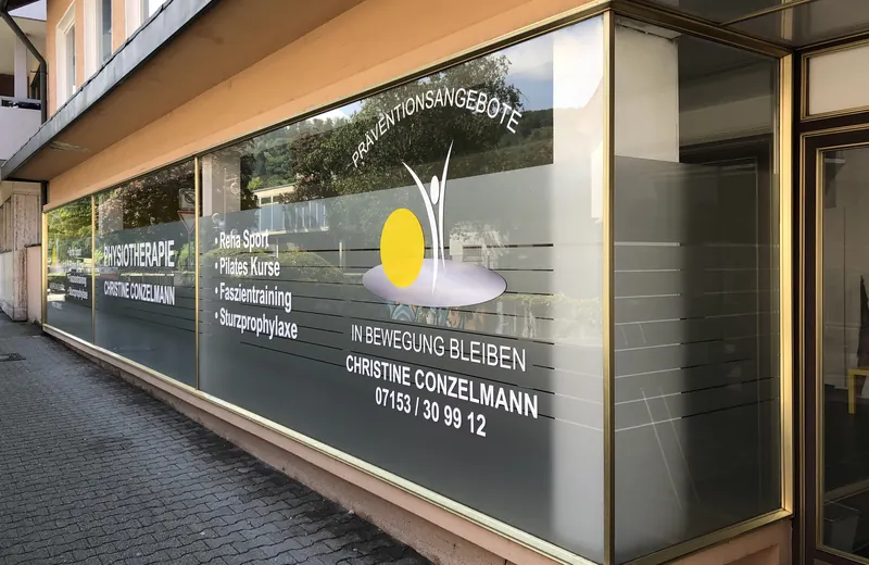 Schaufensterfront einer Praxis mit Milchglasfolie, Streifen, Logo und weißer Beschriftung
