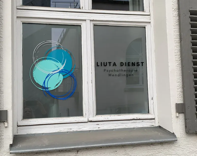 Praxisfenster mit mattierter Folie, farbigem Logo und Namenszug