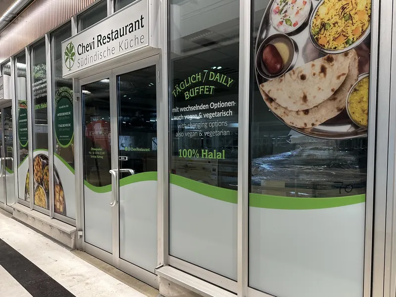 Schaufensterfront eines Restaurants mit Beschriftung, Speisenfotos im Digitaldruck und Milchglasband