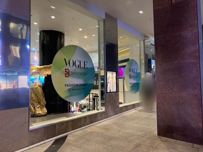 Schaufenster eines Modehauses mit großen runden Aktionsmotiven