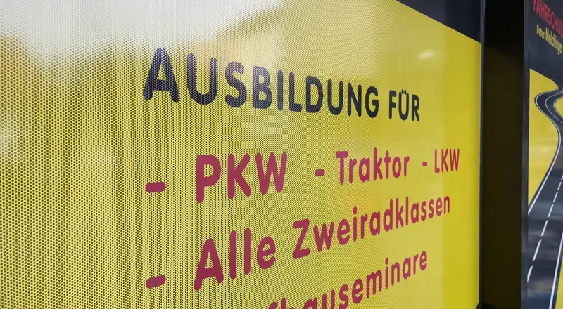 Nahaufnahme einer bedruckten Lochfolie: feine Perforation im Digitaldruck