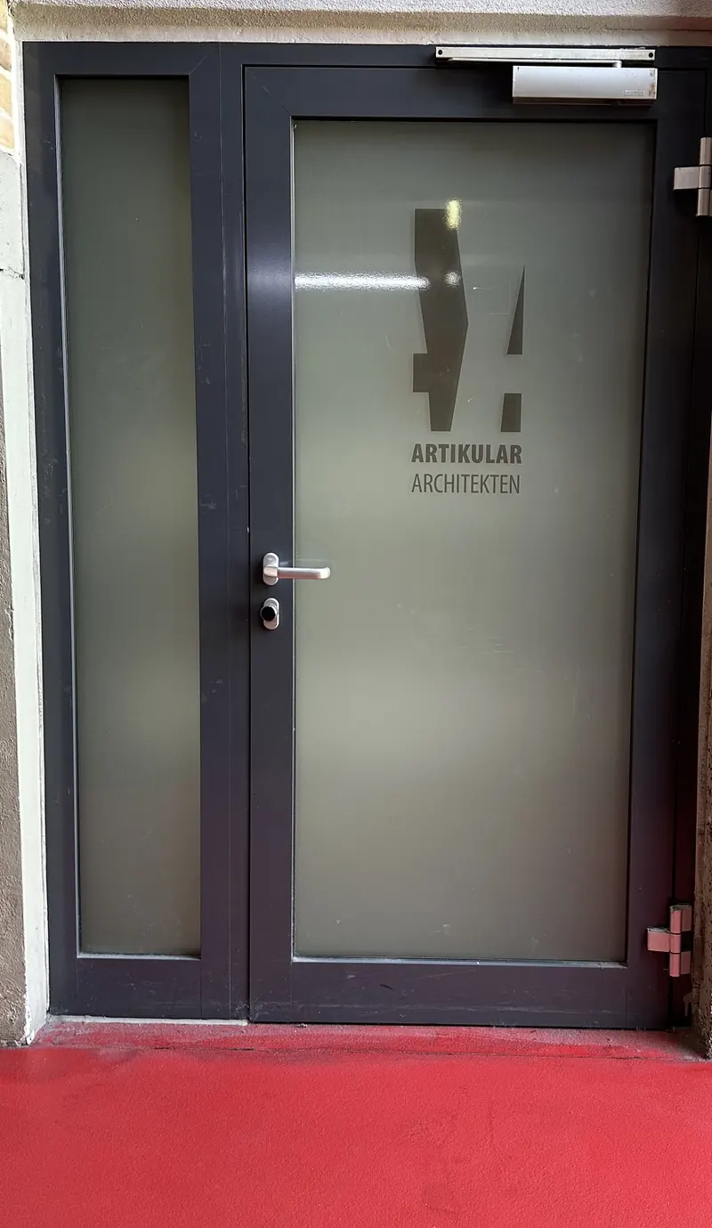 Eingangstür eines Architekturbüros mit Milchglasfolie und ausgespartem Logo