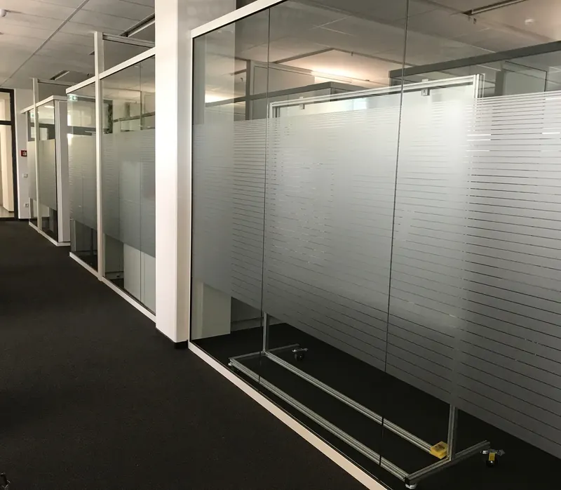 Büro-Glaswände mit feinen horizontalen Sichtschutzstreifen