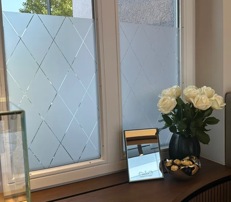 Ladenfenster eines Juweliers mit mattierter Sichtschutzfolie im Rautenmuster