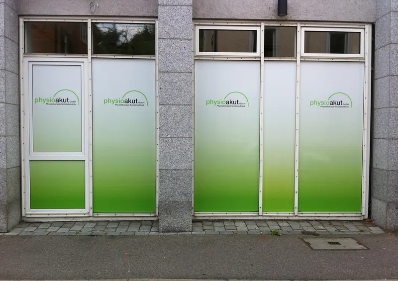Praxisfenster mit Sichtschutzfolie im grünen Farbverlauf und Logo