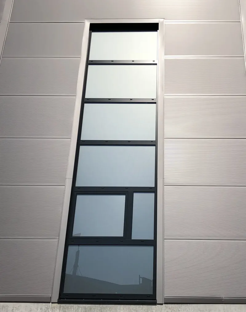 Hohes Fensterband einer neuen Halle mit spiegelnder Fensterfolie